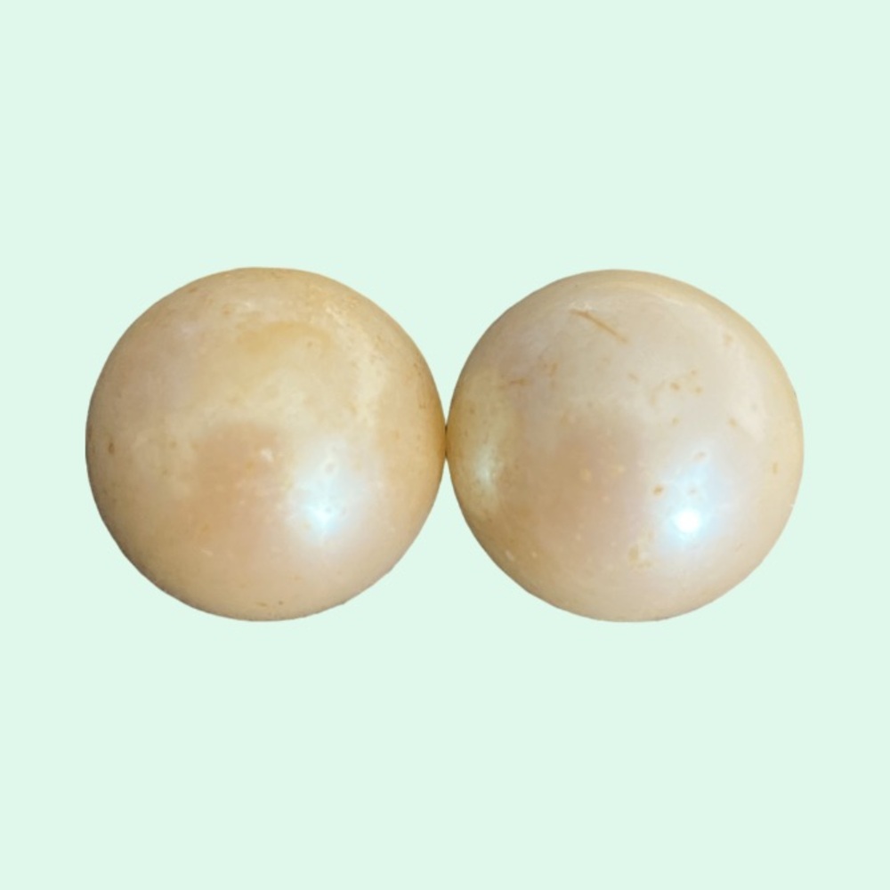 VINTAGE 1970’s Faux Pearl Clip On Earrings